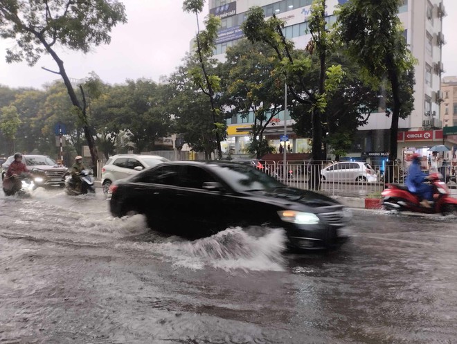 Ngay lúc này tại Hà Nội: Nhiều tuyến đường đã ngập rất nặng, xe chết máy la liệt - Ảnh 9.