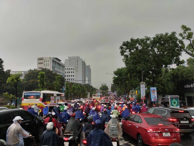 Ngay lúc này tại Hà Nội: Nhiều tuyến đường đã ngập rất nặng, xe chết máy la liệt - Ảnh 7.