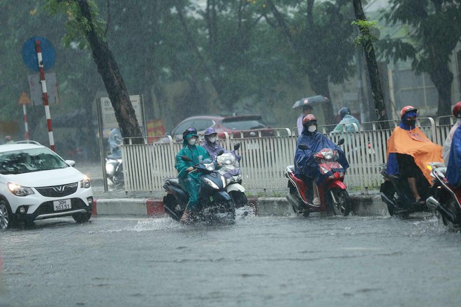 Ngay lúc này tại Hà Nội: Nhiều tuyến đường đã ngập rất nặng, xe chết máy la liệt - Ảnh 13.