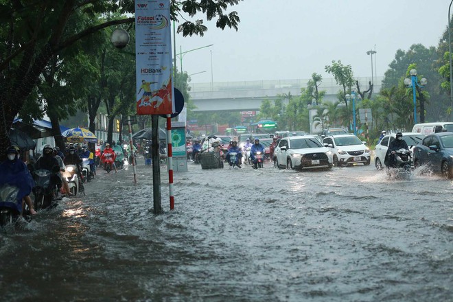 Ngay lúc này tại Hà Nội: Nhiều tuyến đường đã ngập rất nặng, xe chết máy la liệt - Ảnh 14.
