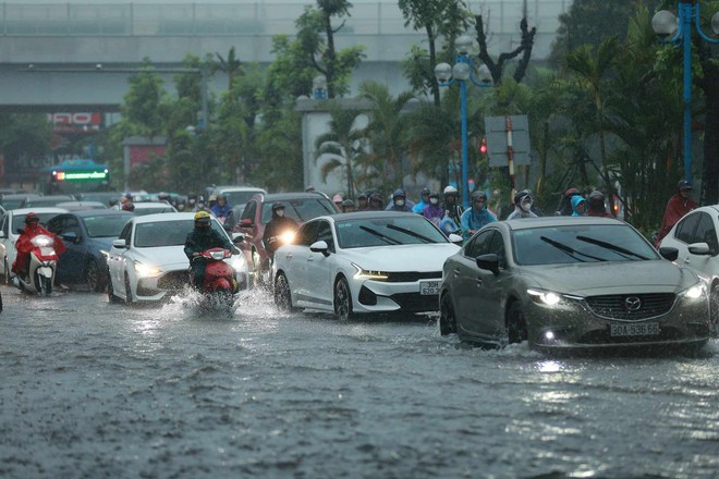 Ngay lúc này tại Hà Nội: Nhiều tuyến đường đã ngập rất nặng, xe chết máy la liệt - Ảnh 12.