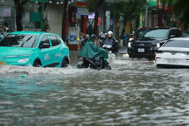 Ngay lúc này tại Hà Nội: Nhiều tuyến đường đã ngập rất nặng, xe chết máy la liệt - Ảnh 19.