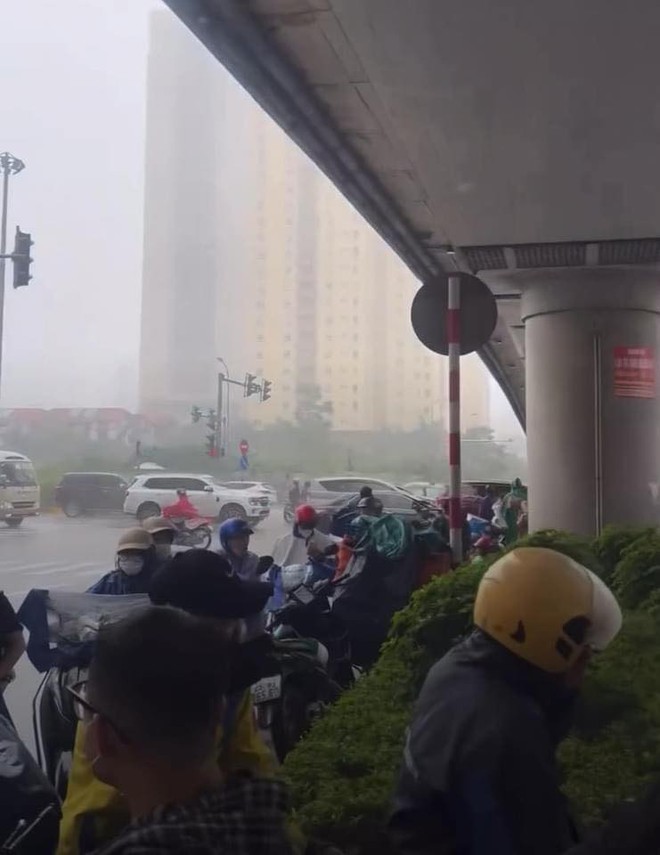 Ngay lúc này tại Hà Nội: Nhiều tuyến đường đã ngập rất nặng, xe chết máy la liệt - Ảnh 6.