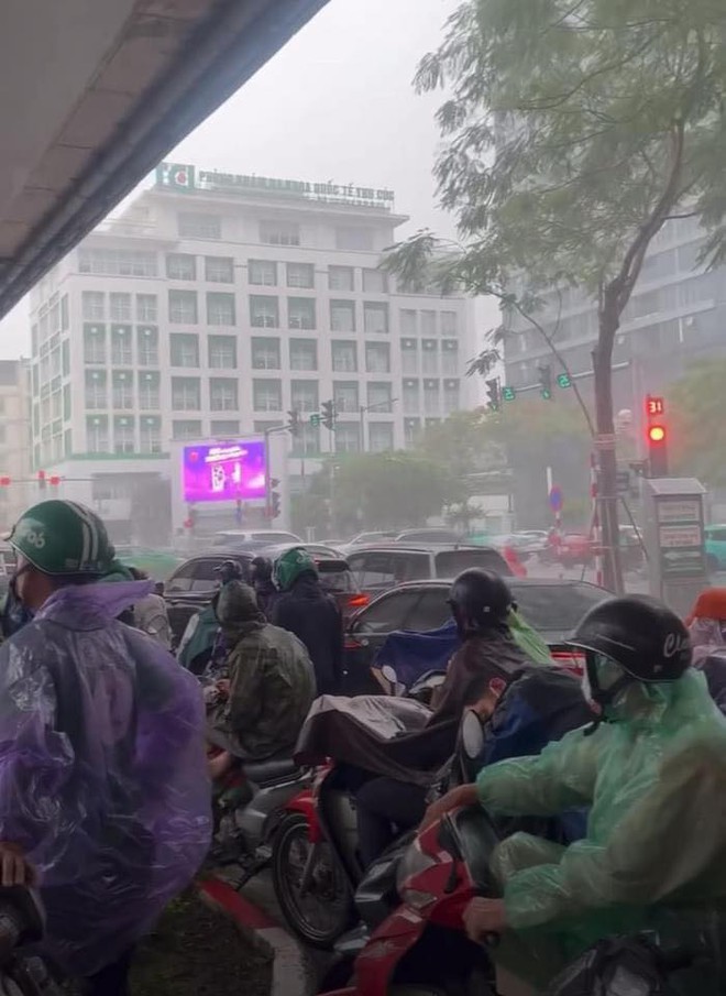 Ngay lúc này tại Hà Nội: Nhiều tuyến đường đã ngập rất nặng, xe chết máy la liệt - Ảnh 5.
