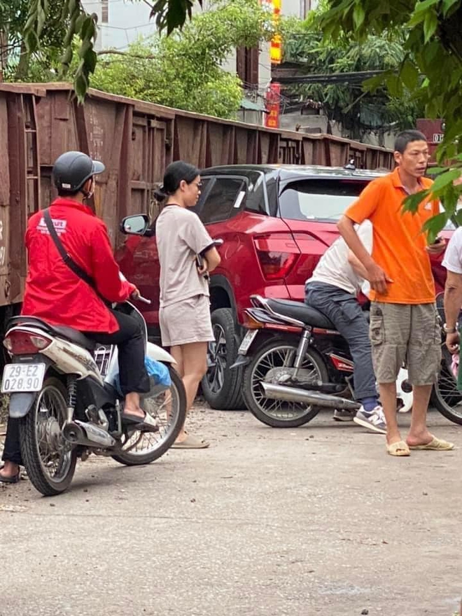 Đỗ ô tô sát đường tàu, chủ xe hớt hải chạy về nhưng không kịp: Hiện trường thê thảm - Ảnh 5.