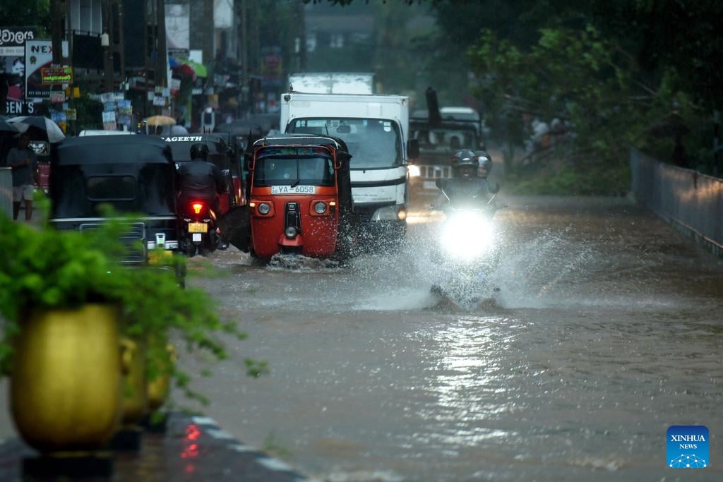 Khủng hoảng do mưa lũ: Đóng cửa trường học, hàng ngàn người phải di tản, sống mòn chờ tiếp tế - Ảnh 4.