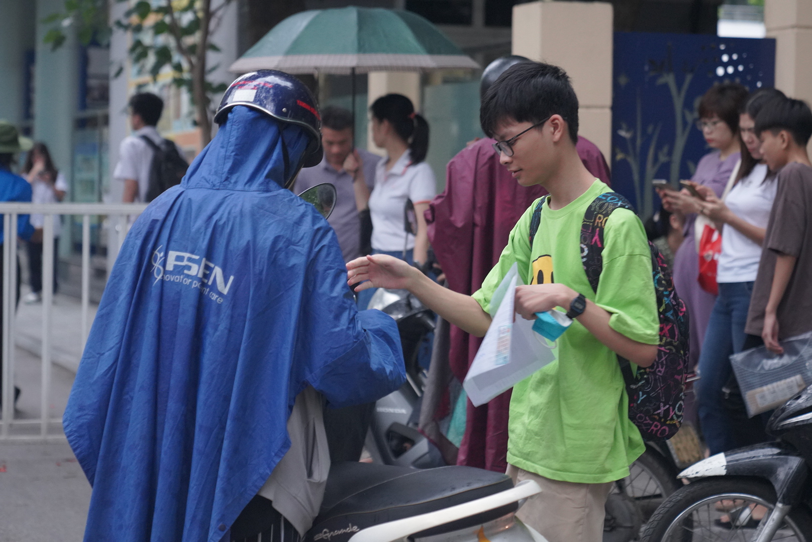 Hà Nội mưa trắng trời kèm sấm sét dữ dội, phụ huynh vẫn tháp tùng con đi thi Chuyên Sư phạm gây xúc động - Ảnh 9.