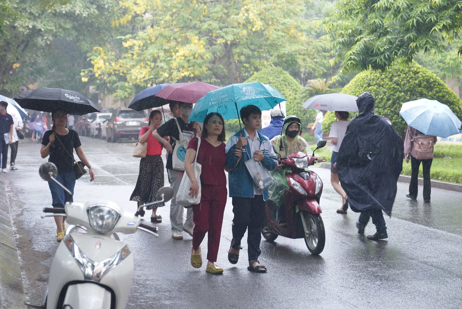 Hà Nội mưa trắng trời kèm sấm sét dữ dội, phụ huynh vẫn tháp tùng con đi thi Chuyên Sư phạm gây xúc động - Ảnh 2.