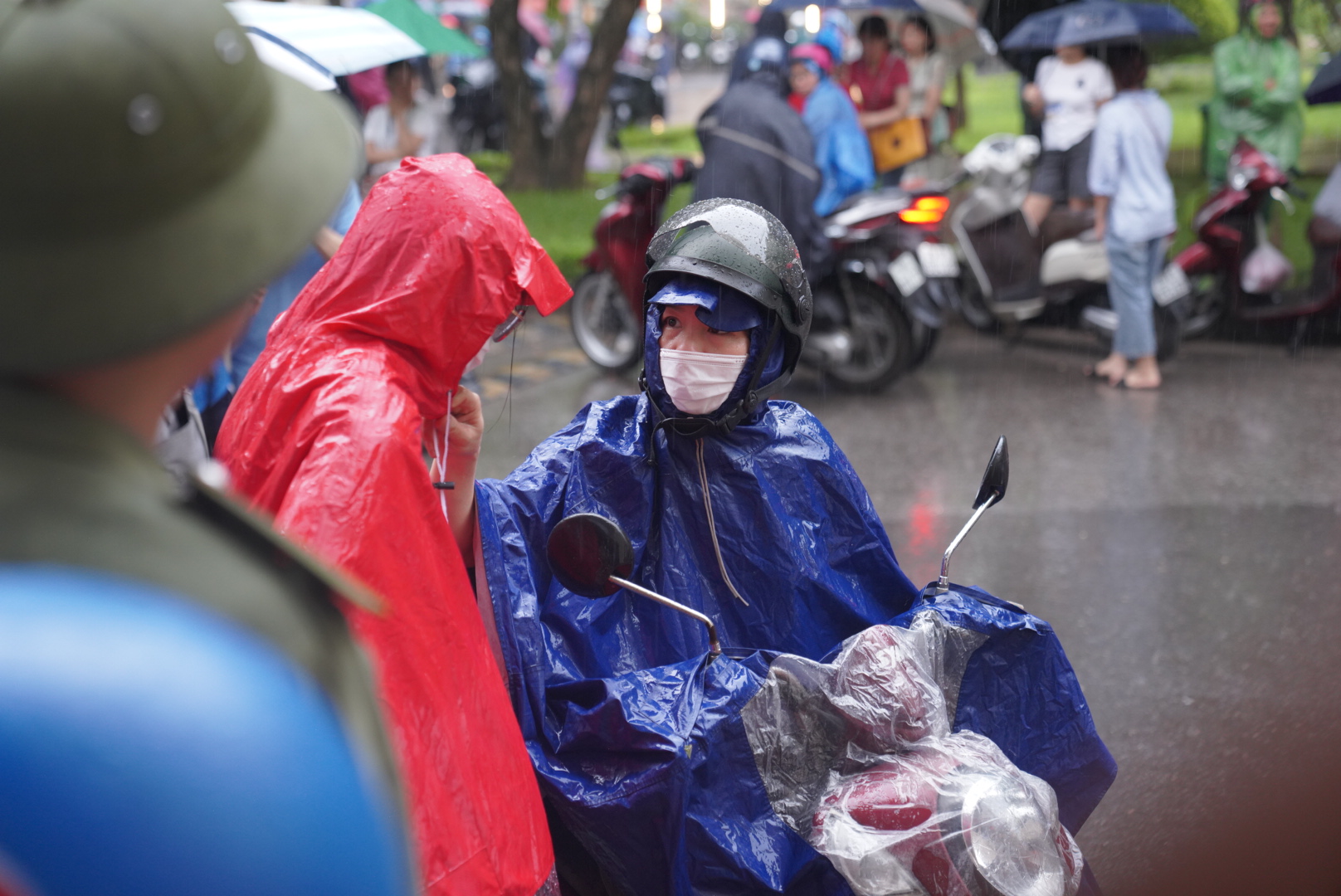 Hà Nội mưa trắng trời kèm sấm sét dữ dội, phụ huynh vẫn tháp tùng con đi thi Chuyên Sư phạm gây xúc động - Ảnh 8.