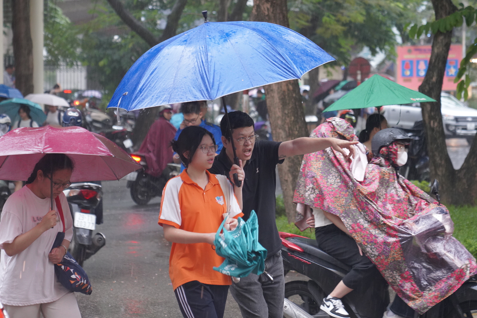 Hà Nội mưa trắng trời kèm sấm sét dữ dội, phụ huynh vẫn tháp tùng con đi thi Chuyên Sư phạm gây xúc động - Ảnh 3.