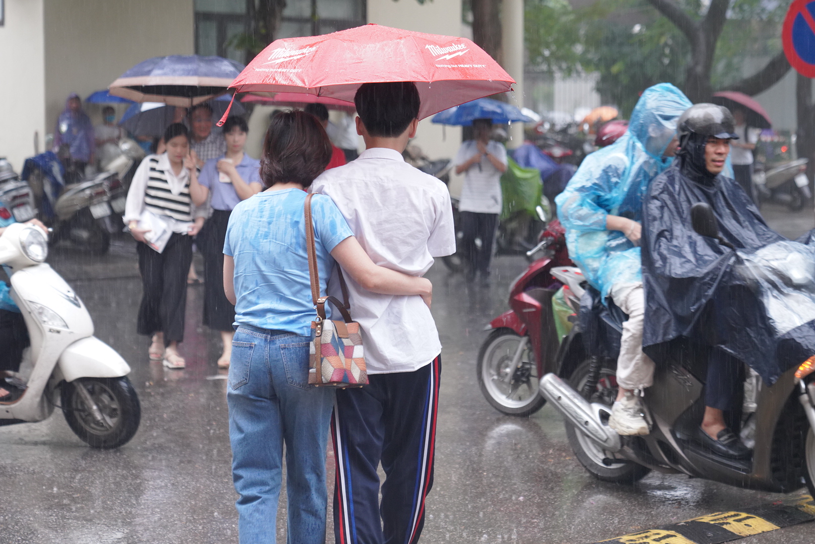 Hà Nội mưa trắng trời kèm sấm sét dữ dội, phụ huynh vẫn tháp tùng con đi thi Chuyên Sư phạm gây xúc động - Ảnh 10.