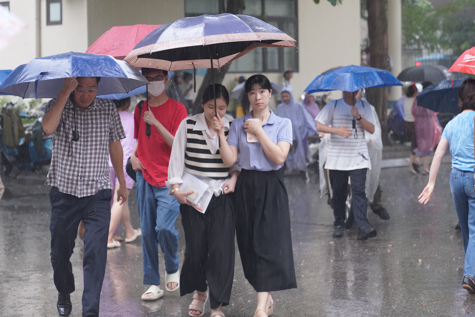 Hà Nội mưa trắng trời kèm sấm sét dữ dội, phụ huynh vẫn tháp tùng con đi thi Chuyên Sư phạm gây xúc động - Ảnh 1.