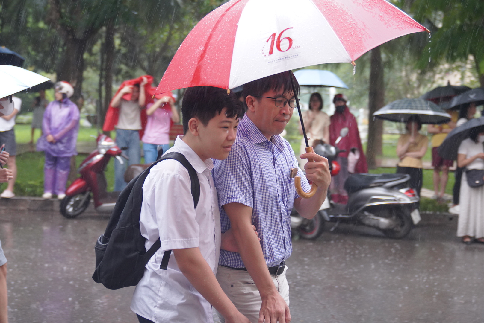 Hà Nội mưa trắng trời kèm sấm sét dữ dội, phụ huynh vẫn tháp tùng con đi thi Chuyên Sư phạm gây xúc động - Ảnh 6.