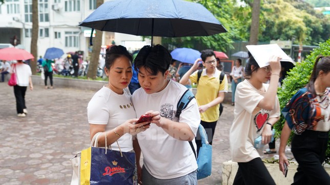 Gần 5.400 thí sinh đội mưa tranh suất vào Trường THPT chuyên Đại học Sư phạm Hà Nội - Ảnh 3.