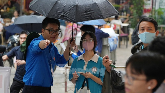 Gần 5.400 thí sinh đội mưa tranh suất vào Trường THPT chuyên Đại học Sư phạm Hà Nội - Ảnh 5.