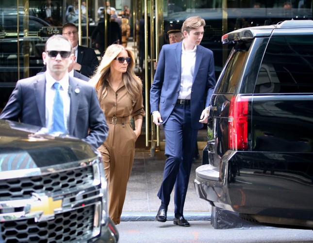 Bà Melania và Barron xuất hiện sau khi ông Trump bị kết tội - Ảnh 1.