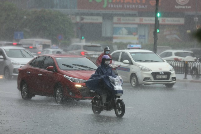 Miền Bắc đón thêm nhiều đợt mưa rất lớn, cảnh báo sét diện rộng - Ảnh 1.