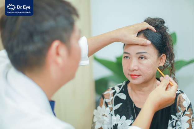 Bác sĩ Dr. Eye nhiều kinh nghiệm thẩm mỹ vùng mắt - Ảnh 4.