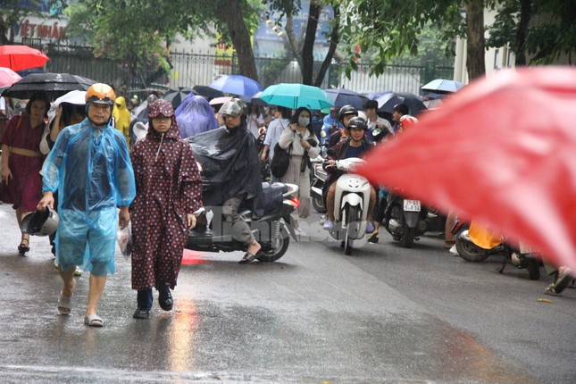 Gần 5.400 thí sinh đội mưa tranh suất vào Trường THPT chuyên Đại học Sư phạm Hà Nội - Ảnh 7.