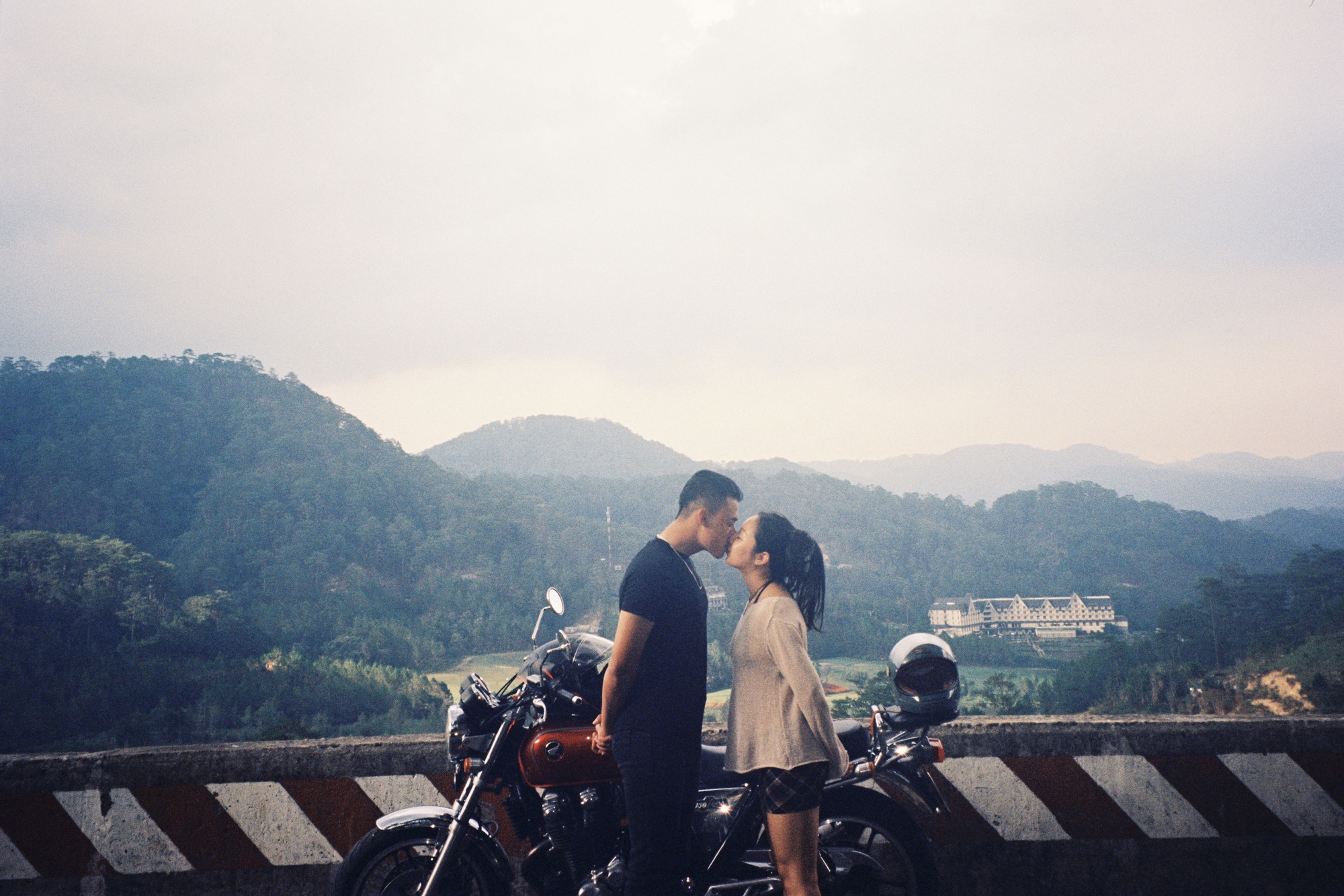 Chuyện tình của nàng thợ xăm và sĩ quan đẹp đôi: Mỗi ngày, trước khi làm việc đều nói Yêu em - Ảnh 2. Chuyện tình của nàng thợ xăm và sĩ quan đẹp đôi: Mỗi ngày, trước khi làm việc đều nói Yêu em - Ảnh 2.
