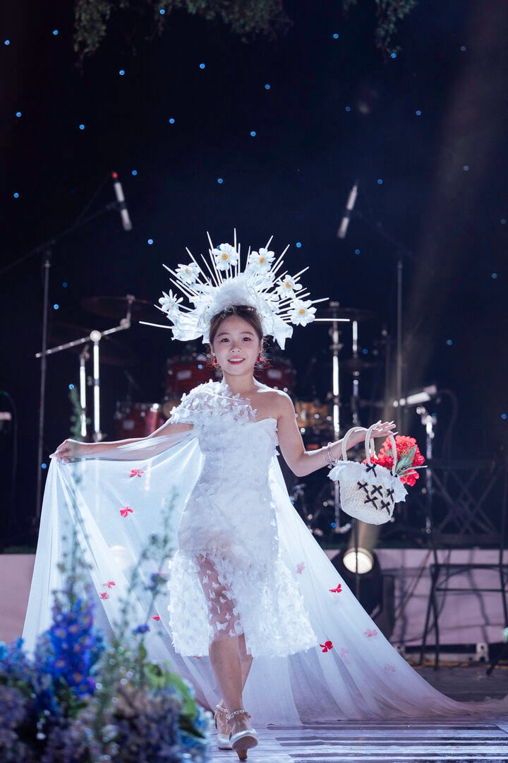 Nhà thiết kế Châu Loan ra mắt bộ sưu tập mới 'Hoa trong em' - Ảnh 9.