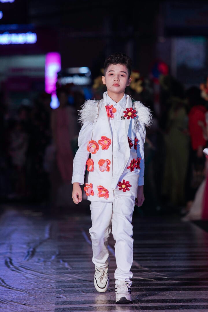 Nhà thiết kế Châu Loan ra mắt bộ sưu tập mới 'Hoa trong em' - Ảnh 10.