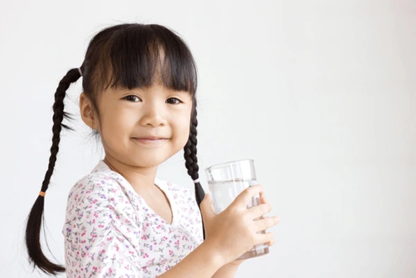 Cách khuyến khích con uống đủ nước - Ảnh 3.