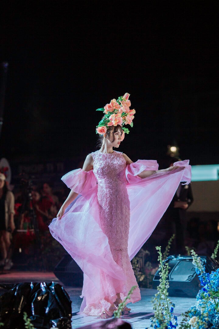 Nhà thiết kế Châu Loan ra mắt bộ sưu tập mới 'Hoa trong em' - Ảnh 5.