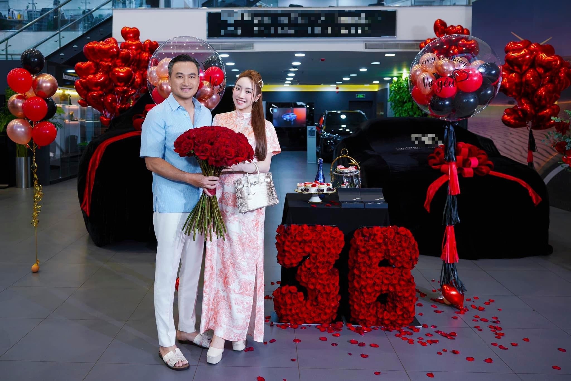 Sao nam Vbiz "chơi lớn" tặng 2 xế sang tiền tỷ cho vợ kém 16 tuổi đang bầu 6 tháng- Ảnh 1. Sao nam Vbiz "chơi lớn" tặng 2 xế sang tiền tỷ cho vợ kém 16 tuổi đang bầu 6 tháng- Ảnh 1.