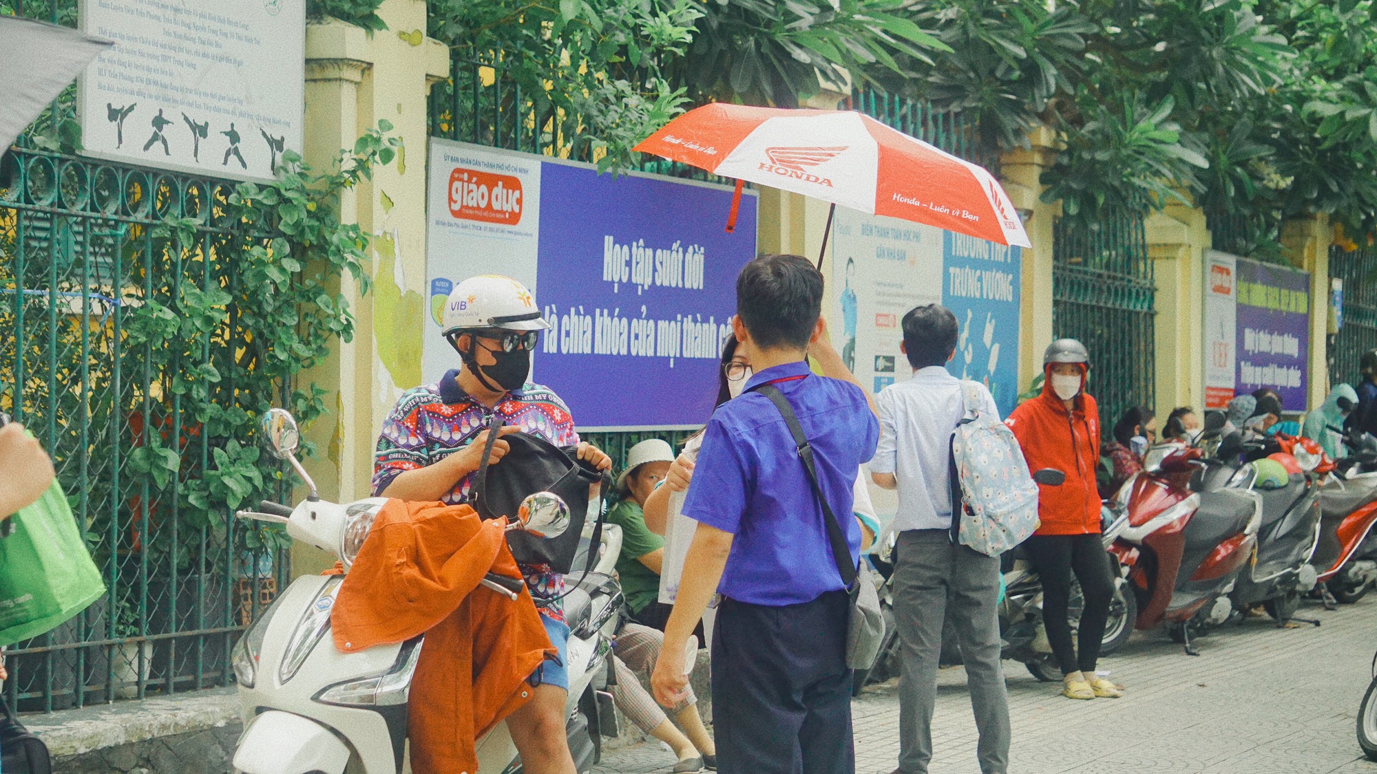 Thí sinh TP.HCM bắt đầu làm bài thi môn Ngoại ngữ: Sẽ có bao nhiêu điểm 10? - Ảnh 3.
