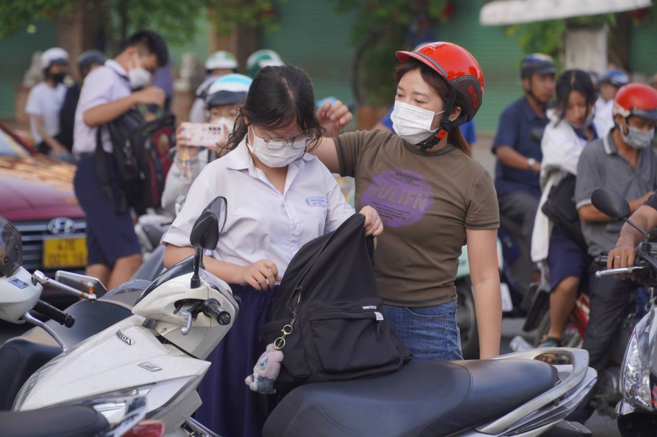 Kết thúc môn Văn thi vào lớp 10 TP.HCM: Thí sinh phấn khởi vì đề siêu ý nghĩa mà vừa sức - Ảnh 48.