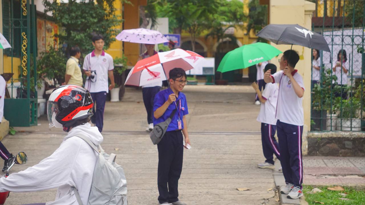 Thí sinh TP.HCM bắt đầu làm bài thi môn Ngoại ngữ: Sẽ có bao nhiêu điểm 10? - Ảnh 5.
