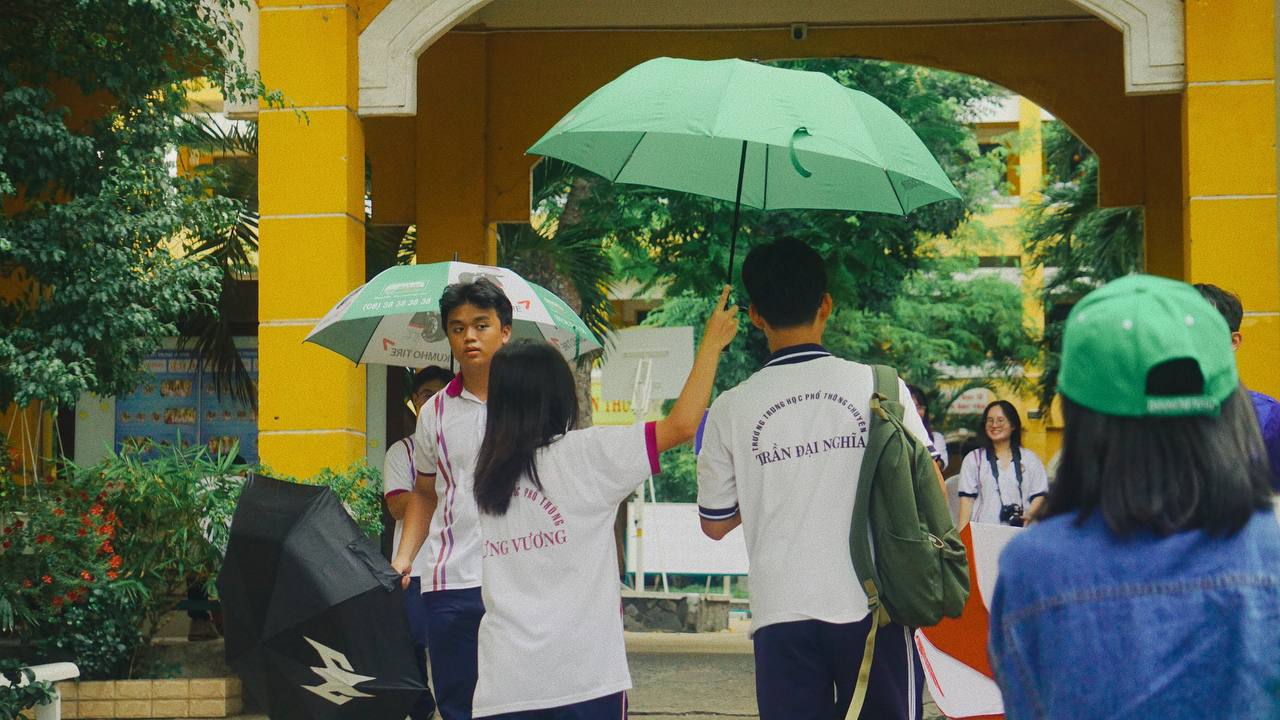 Thí sinh TP.HCM bắt đầu làm bài thi môn Ngoại ngữ: Sẽ có bao nhiêu điểm 10? - Ảnh 2.