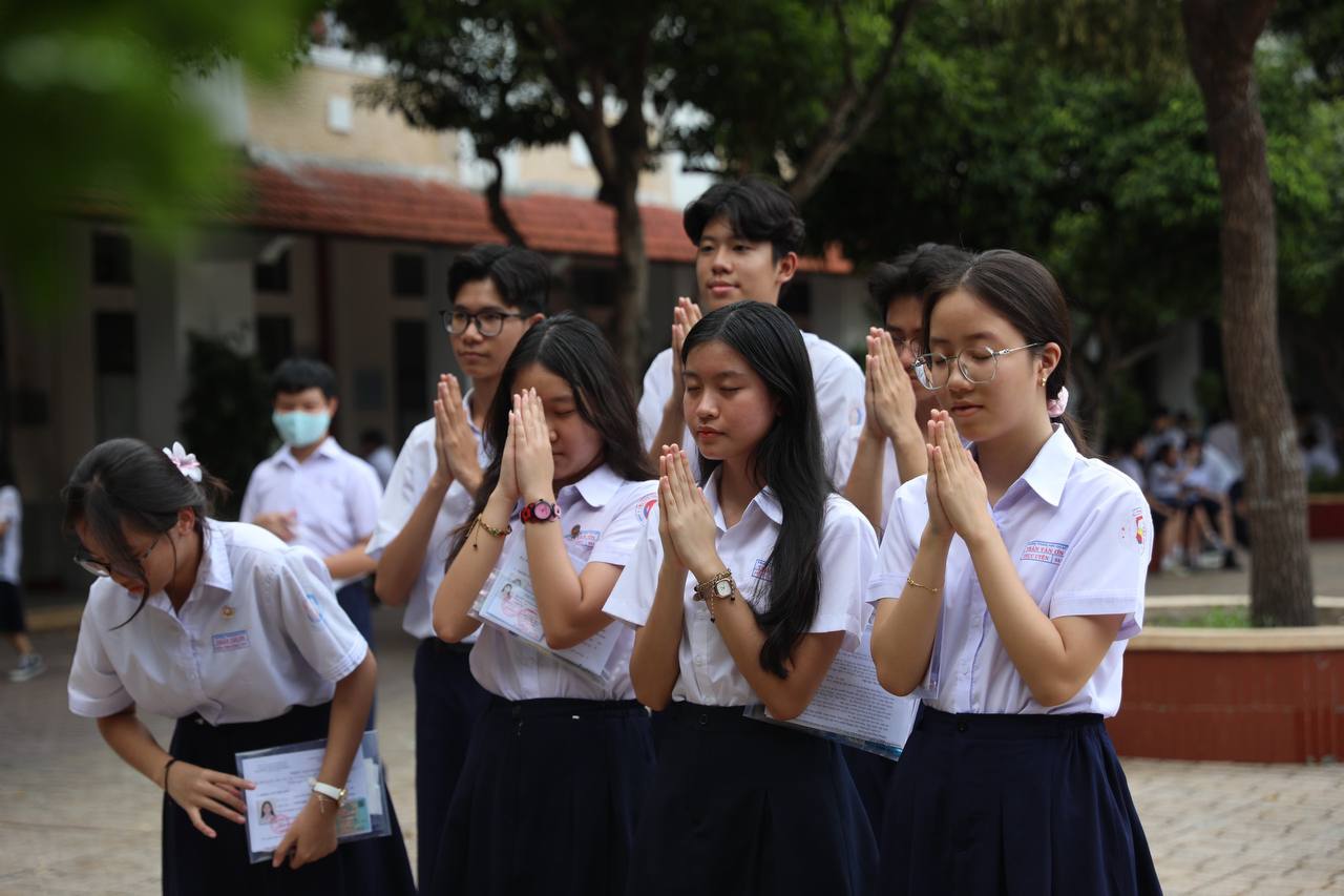 Thí sinh TP.HCM bắt đầu làm bài thi môn Ngoại ngữ: Sẽ có bao nhiêu điểm 10? - Ảnh 13.