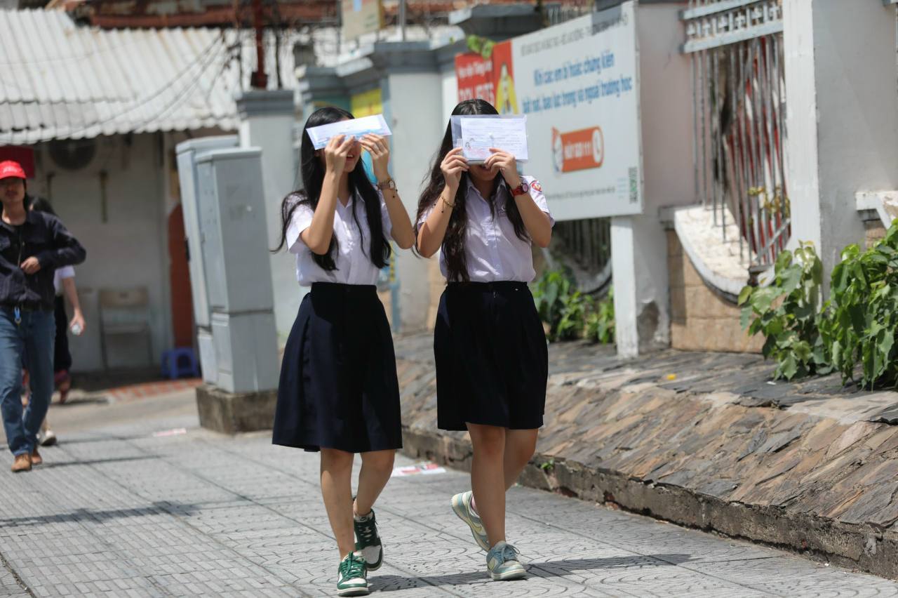 Thí sinh TP.HCM bắt đầu làm bài thi môn Ngoại ngữ: Sẽ có bao nhiêu điểm 10? - Ảnh 10.
