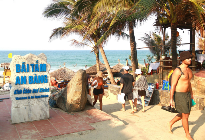 Đang tắm biển ở Quảng Nam, du khách nước ngoài bị đột quỵ tử vong - Ảnh 1.