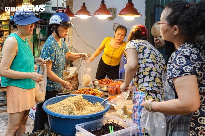 Người Hà Nội sắm Tết Đoan Ngọ, thị trường sôi động, giá vẫn bình ổn - Ảnh 4.