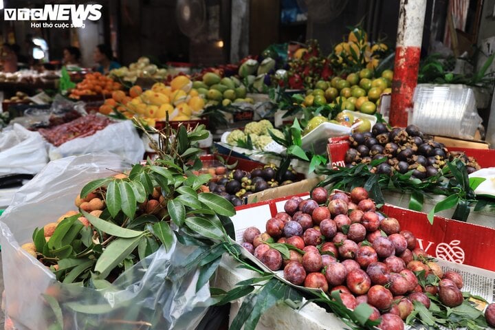 Người Hà Nội sắm Tết Đoan Ngọ, thị trường sôi động, giá vẫn bình ổn - Ảnh 2.