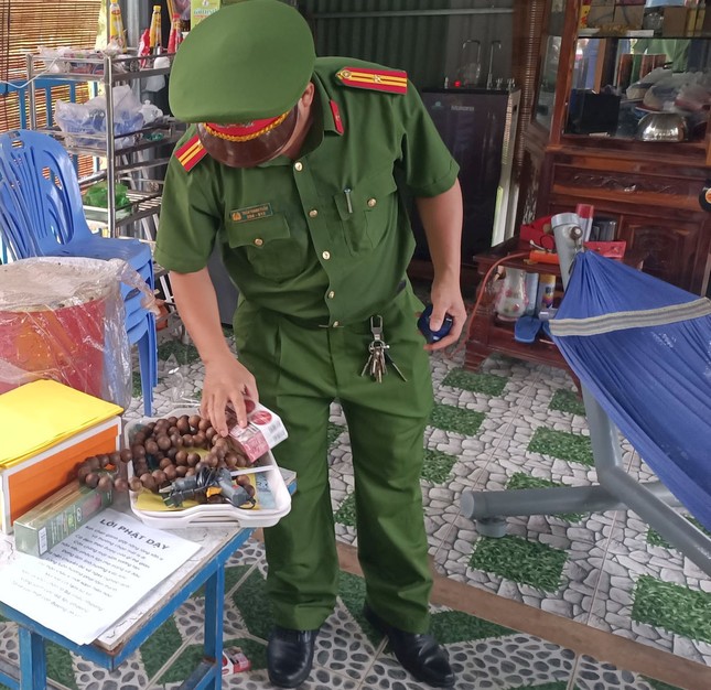 Hơn 40 cảnh sát khám xét nơi người phụ nữ tố bị giam, hành hạ như thời trung cổ - Ảnh 2. Hơn 40 cảnh sát khám xét nơi người phụ nữ tố bị giam, hành hạ như thời trung cổ - Ảnh 2.