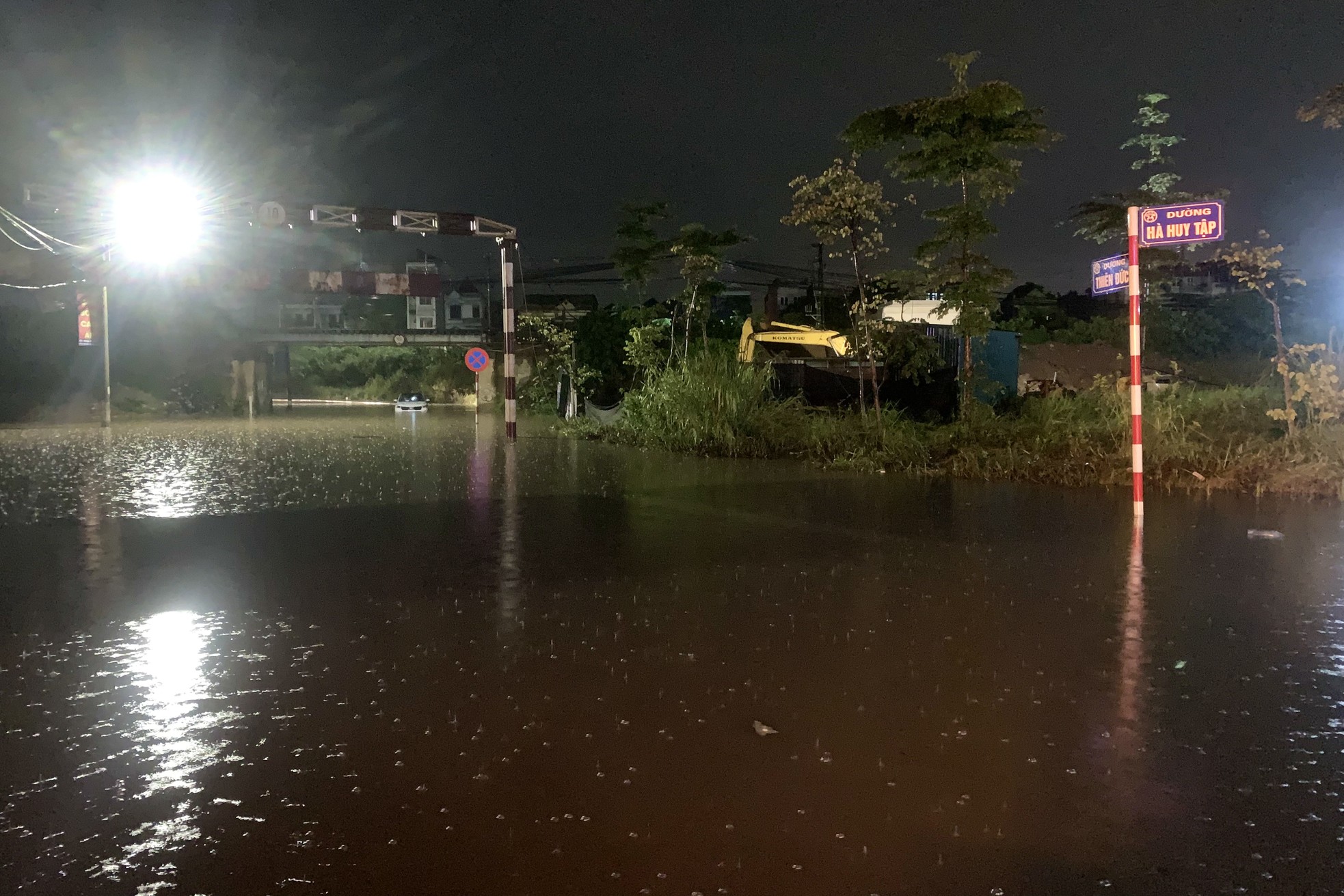 Mưa như trút nước, đường phố Hà Nội ngập sâu trong đêm - Ảnh 10.