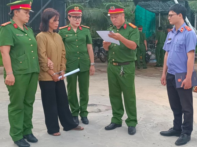 Hơn 40 cảnh sát khám xét nơi người phụ nữ tố bị giam, hành hạ như thời trung cổ - Ảnh 1. Hơn 40 cảnh sát khám xét nơi người phụ nữ tố bị giam, hành hạ như thời trung cổ - Ảnh 1.