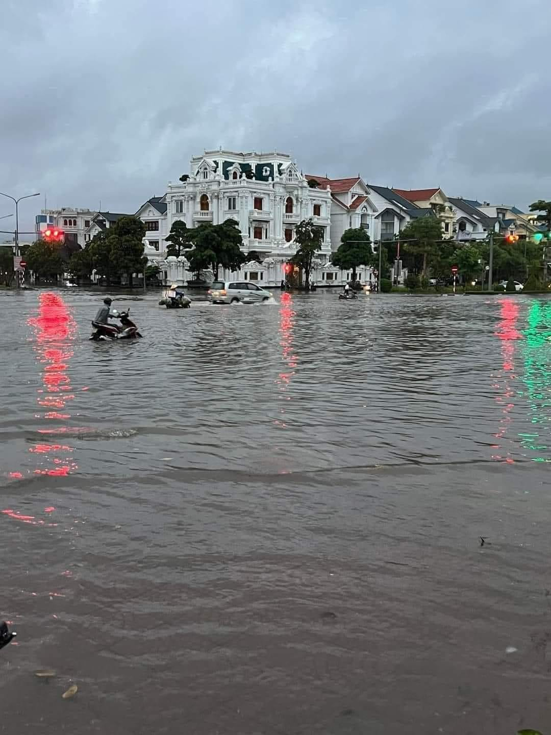 Mưa lớn kéo dài, nhiều khu vực ở Quảng Ninh, Hải Phòng ngập sâu - Ảnh 7.