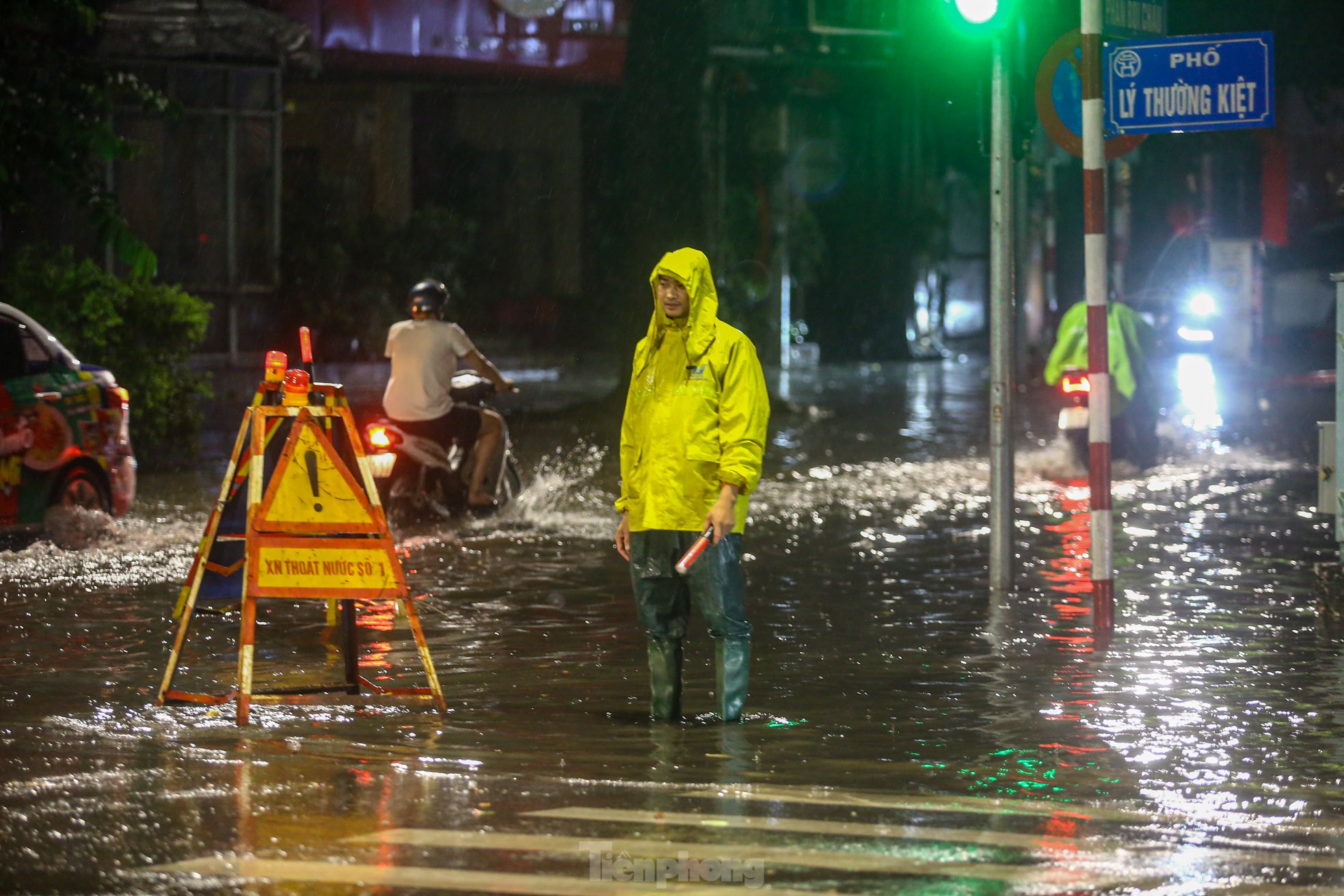 Mưa như trút nước, đường phố Hà Nội ngập sâu trong đêm - Ảnh 2.