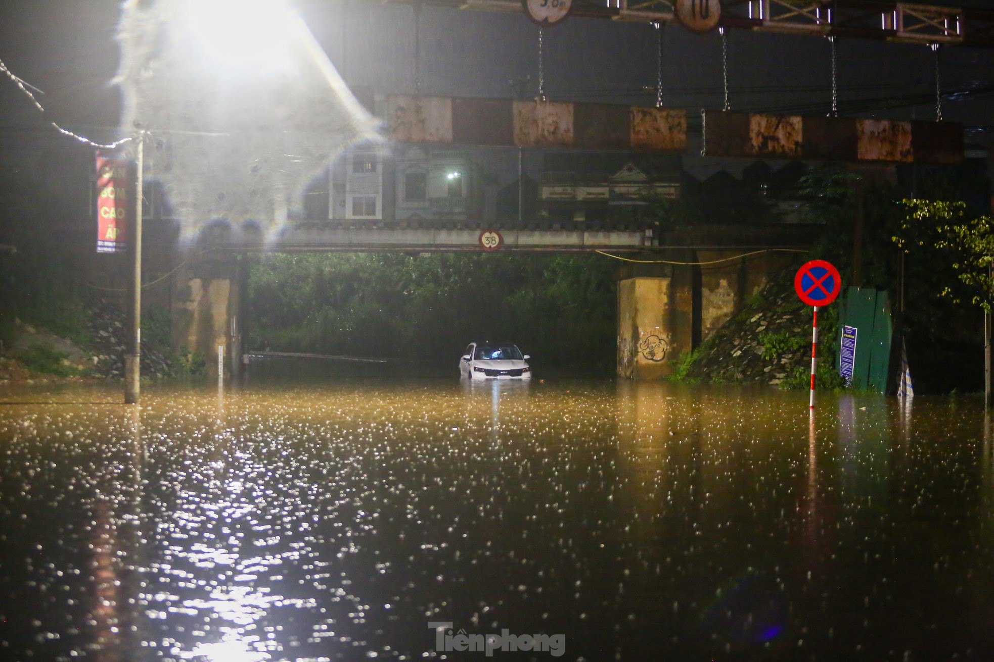 Mưa như trút nước, đường phố Hà Nội ngập sâu trong đêm - Ảnh 11.