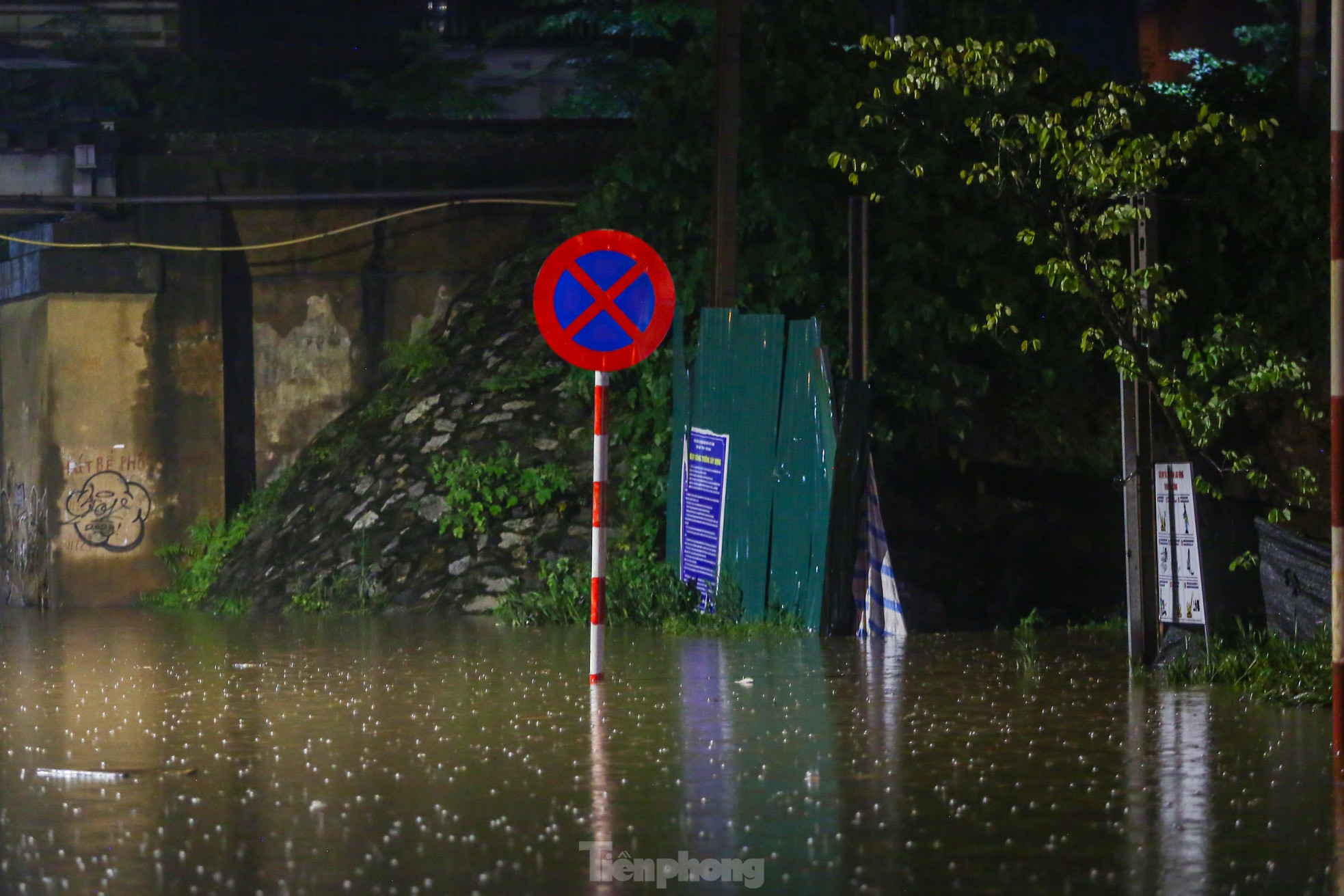 Mưa như trút nước, đường phố Hà Nội ngập sâu trong đêm - Ảnh 12.
