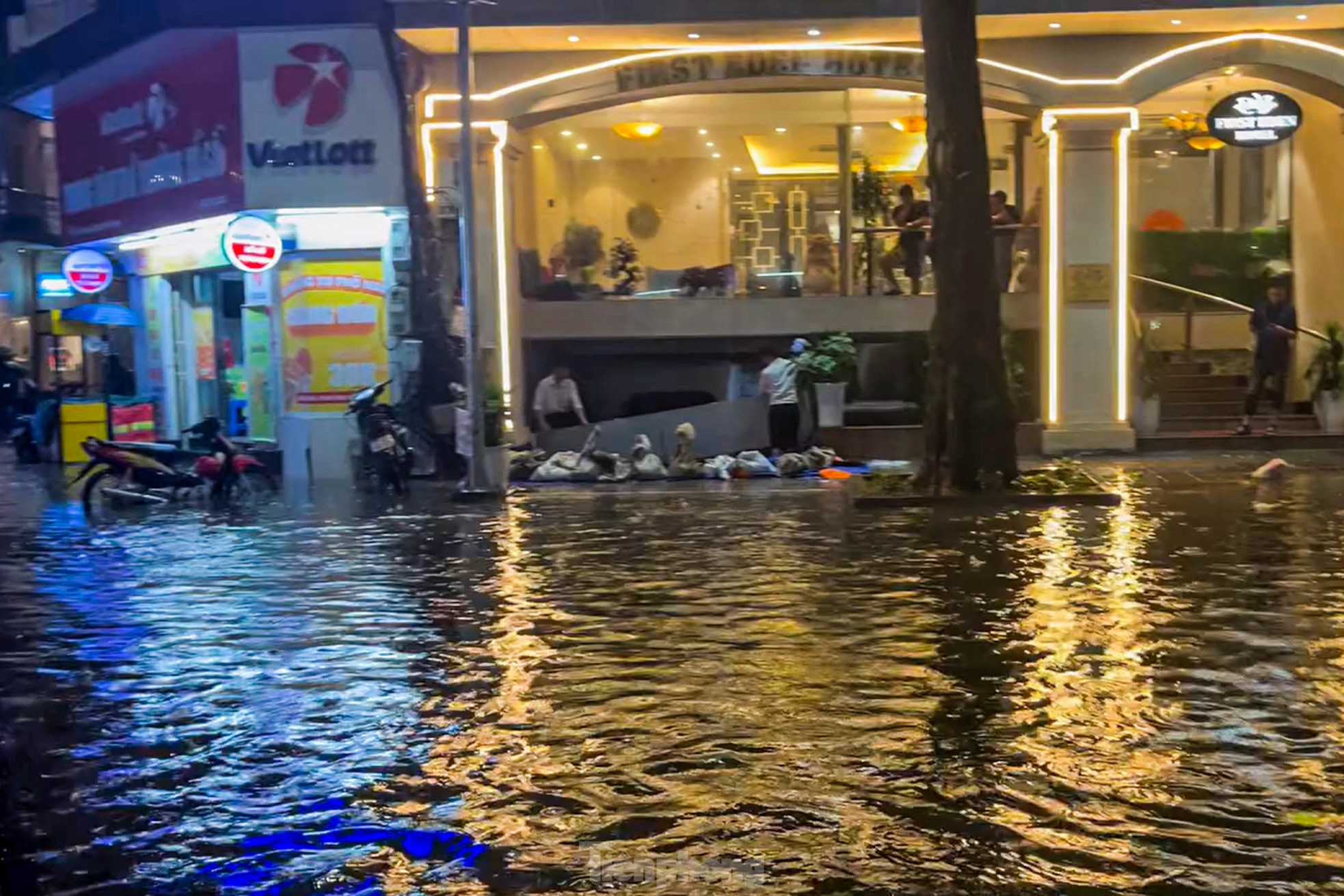 Mưa như trút nước, đường phố Hà Nội ngập sâu trong đêm - Ảnh 8.