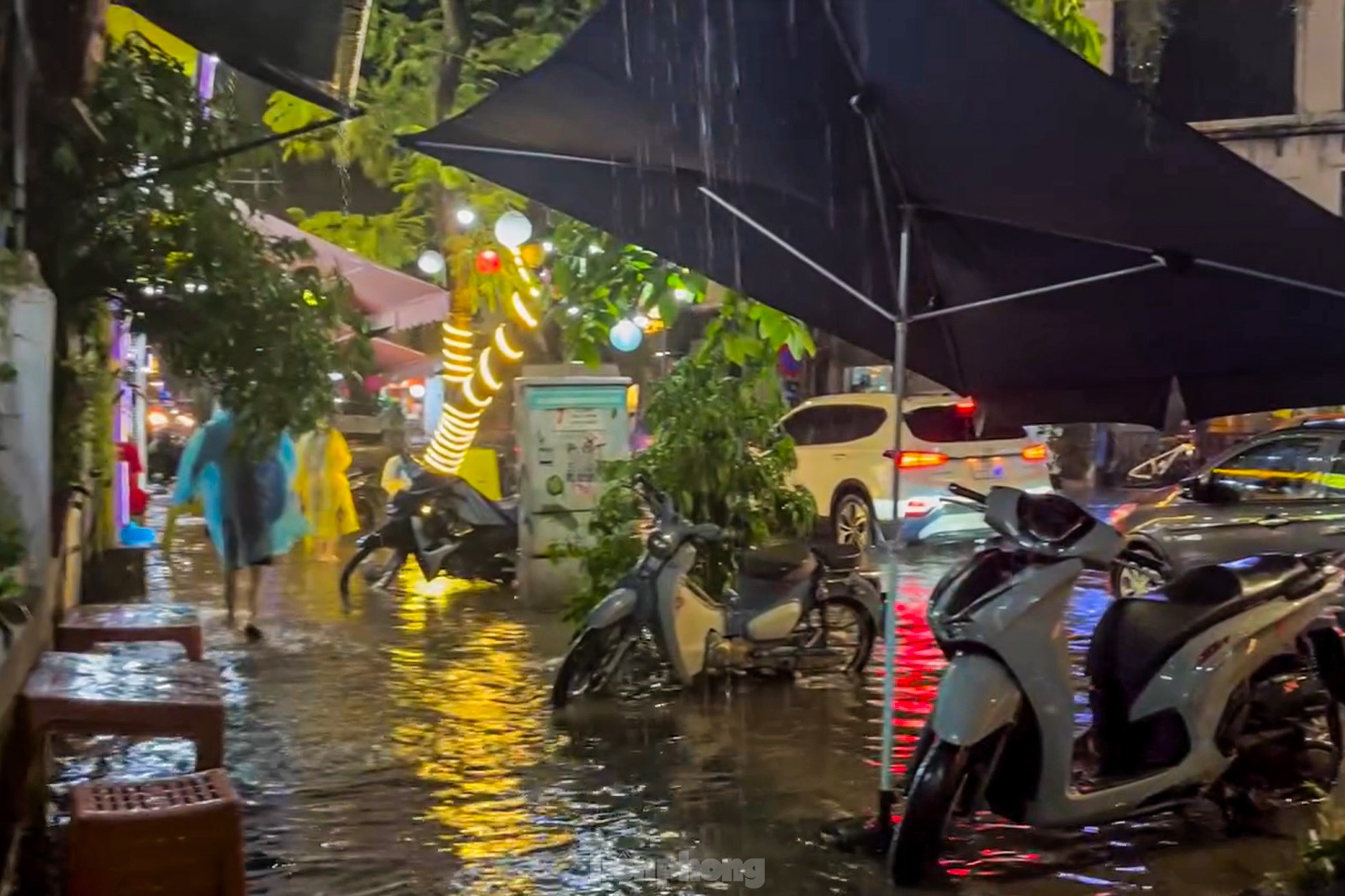 Mưa như trút nước, đường phố Hà Nội ngập sâu trong đêm - Ảnh 9.