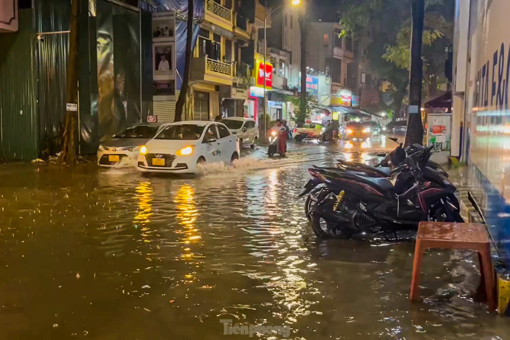 Mưa như trút nước, đường phố Hà Nội ngập sâu trong đêm - Ảnh 7.