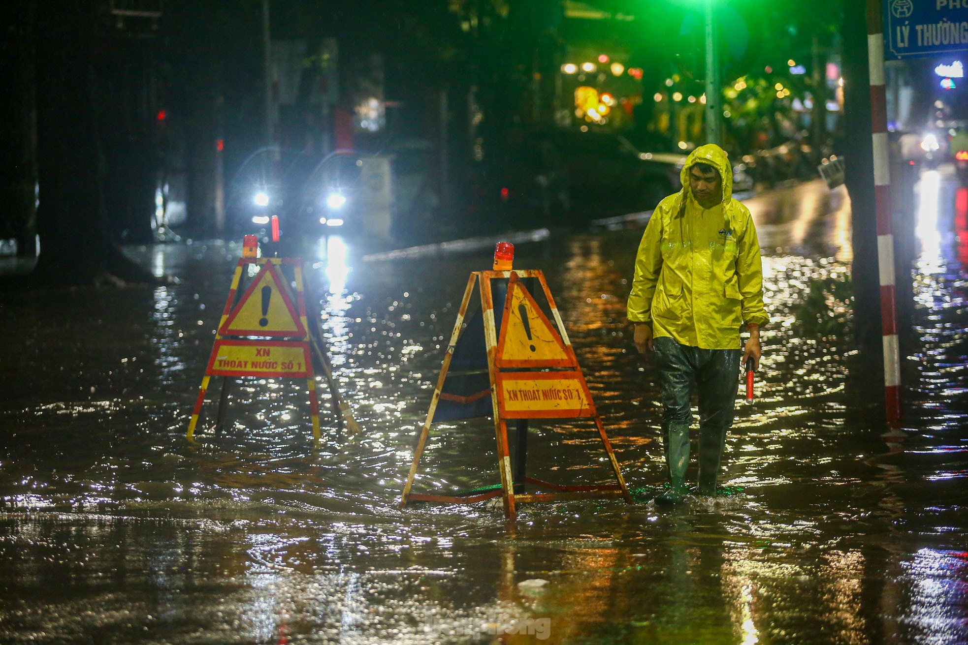 Mưa như trút nước, đường phố Hà Nội ngập sâu trong đêm - Ảnh 1.