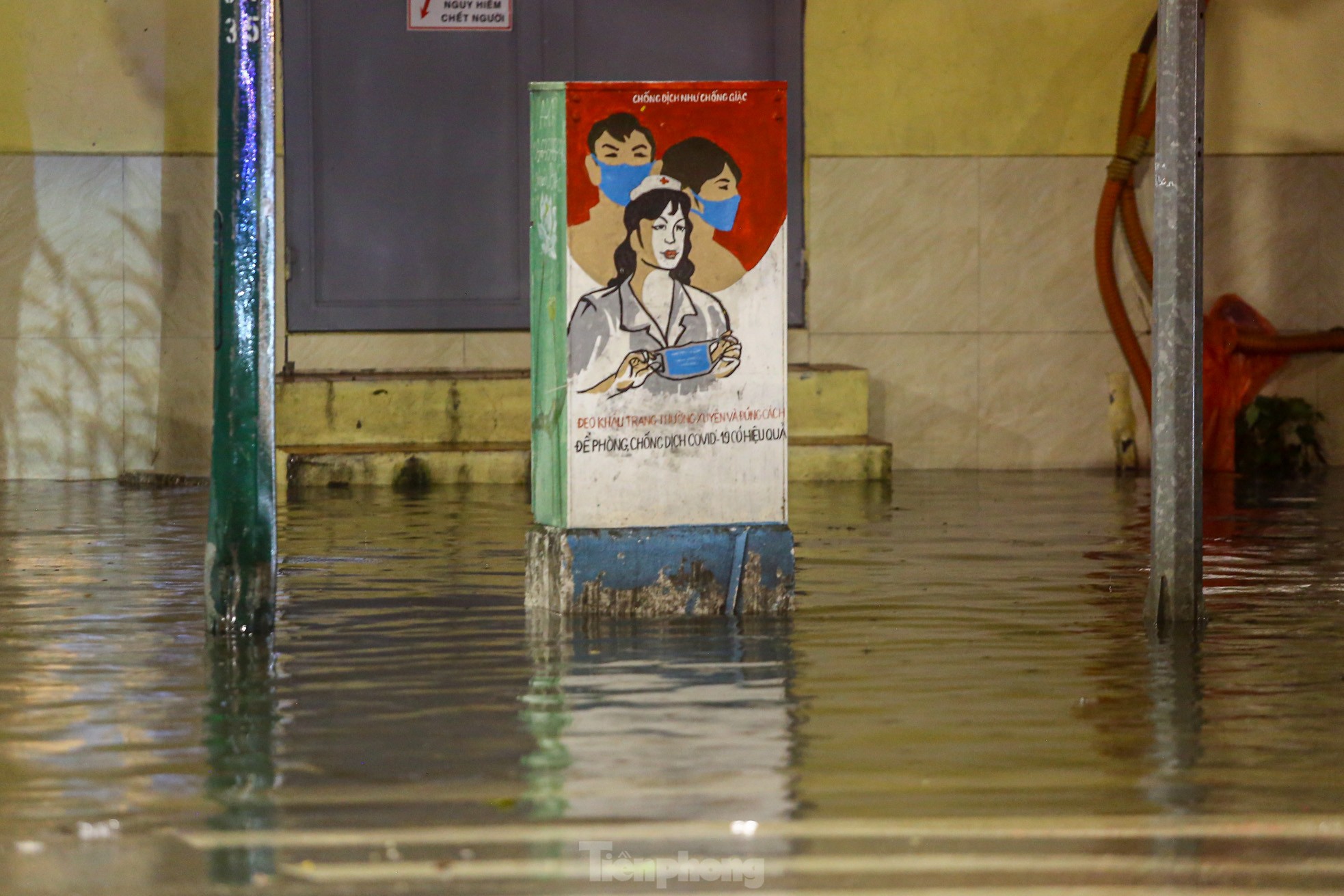 Mưa như trút nước, đường phố Hà Nội ngập sâu trong đêm - Ảnh 3.